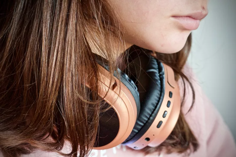 5 Ways to Connect Wireless Headphones to TV 5 Ways to Connect Wireless Headphones to TV